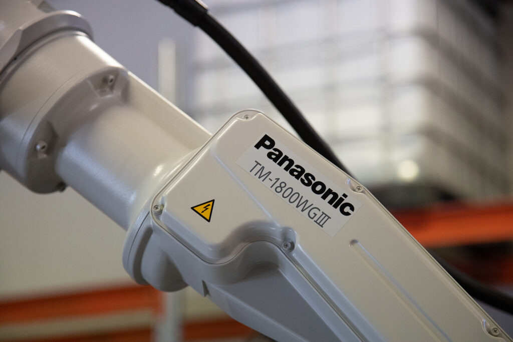 Robottihitsauskoulutusta Panasonic hitsausrobotilla sekä Cowelder eli yhteistyörobotilla.